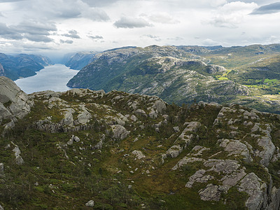 在峡湾 Lysefjord 上 在布道台巨大的悬崖旁边 著名的挪威观点穆迪天空 秋日 自然和旅游背景 假期和远足假期的概念 户外图片