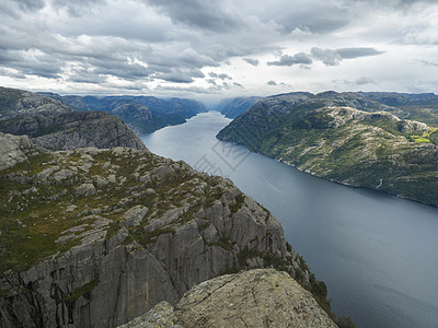 在峡湾 Lysefjord 上 从巨大的悬崖著名的挪威观点穆迪天空 秋日 自然和旅游背景 假期和远足假期的概念 风险 吕瑟峡湾图片