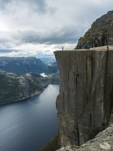 峡湾 Lysefjord 著名的巨大悬崖的轮廓视图 著名的挪威观点与一群游客和徒步旅行者 喜怒无常的秋日 自然和旅游背景 假期和图片