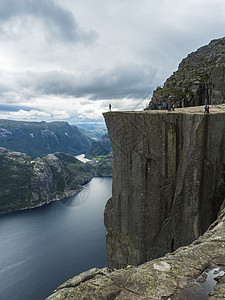 峡湾 Lysefjord 著名的巨大悬崖的轮廓视图 著名的挪威观点与一群游客和徒步旅行者 喜怒无常的秋日 自然和旅游背景 假期和图片