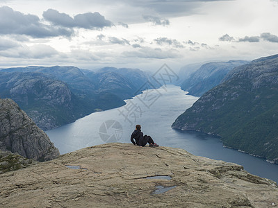来自大型悬崖的 著名挪威观点 假秋天 自然和旅行背景 假期和徒步旅行假日概念 欧洲 全景图片