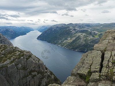 巨大的悬崖在峡湾 Lysefjord 著名的挪威观点 没有人 喜怒无常的秋日 自然和旅游背景 假期和远足假期的概念图片
