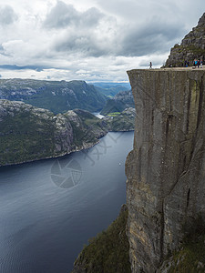 峡湾 Lysefjord 著名的巨大悬崖的轮廓视图 著名的挪威观点与一群游客和徒步旅行者 喜怒无常的秋日 自然和旅游背景 假期和图片