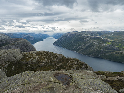 在峡湾 Lysefjord 上 在布道台巨大的悬崖旁边 著名的挪威观点穆迪天空 秋日 自然和旅游背景 假期和远足假期的概念 湖 图片