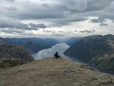 来自大型悬崖的 著名挪威观点 假秋天 自然和旅行背景 假期和徒步旅行假日概念 高原 游客图片