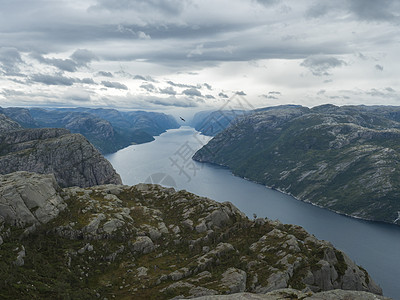 在峡湾 Lysefjord 上 在布道台巨大的悬崖旁边 著名的挪威观点穆迪天空 秋日 自然和旅游背景 假期和远足假期的概念 水池图片