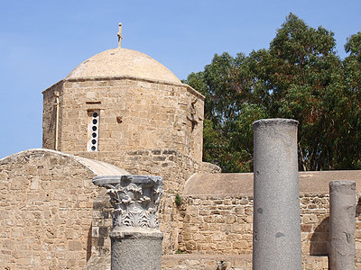 塞浦路斯帕福斯历史悠久的教堂展示了这座建筑和周围的古罗马柱子和废墟 阿亚 宗教图片