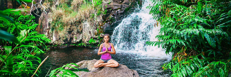 女瑜伽好妇女通过瓦特瀑布和红树林在自然中进行冥想 对健康和健康 谨慎概念进行全面宣传图片