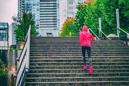 温哥华市雨中跑上楼梯的跑车手 Staircase心胸运动训练慢跑运动员图片