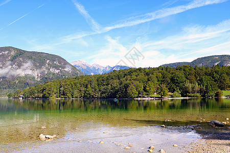 Bohinj湖岸边 在斯洛文尼亚有山景 天图片