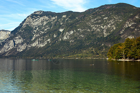 Bohinj湖岸边 在斯洛文尼亚有山景 支撑图片