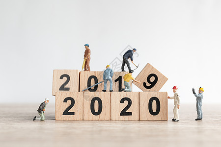 小型工人团队创建2020年号码 微型 日历 木头图片