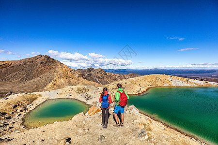 新西兰受欢迎的旅游徒步旅行在汤加里罗高山穿越国家公园徒步旅行 流浪汉夫妇在新西兰著名的目的地行走图片