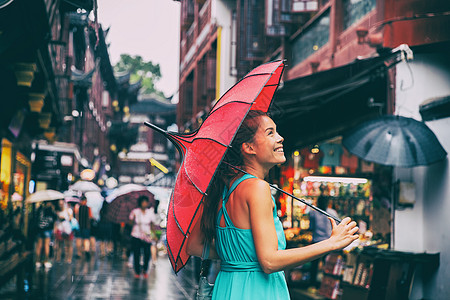 在中国上海后巷的红东方雨天女游客在红东方伞下观光 校对 Portnoy inform_BAR__BAR_图片