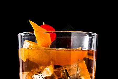 黑底橙和樱桃的老式鸡尾酒图片