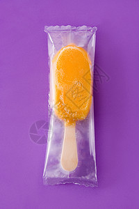 用紫外线背景包装的橙色冰棒图片