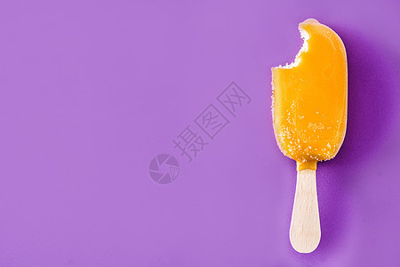 紫外线背景上的Bitten 橙色冰棒 紫色的图片