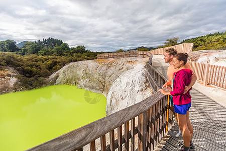 在北岛享受著名景点的旅游夫妇 在罗托鲁阿州的瓦伊奥塔普 Waiotapu 有地热池图片