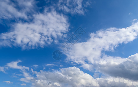 在深蓝色的夏日中 美丽的白云编织 蓝天 天空图片