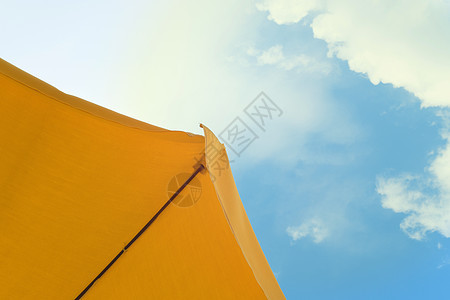 暑假的黄色阳伞 太阳光和蓝天图片