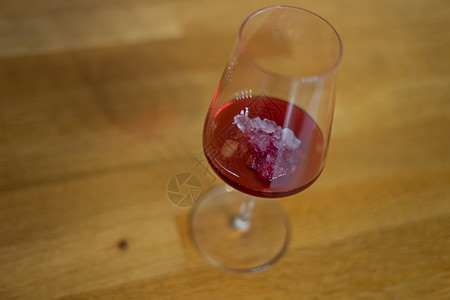 红酒在杯子里 用冰块喝水 庆祝奥卡西图片