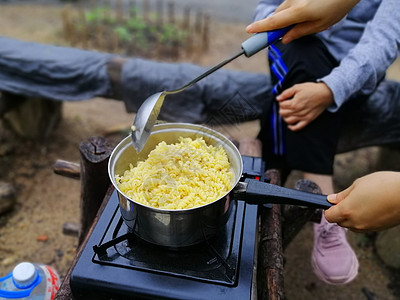 户外营地火灾和做饭 食物 探险家 烹饪 自然 远足图片