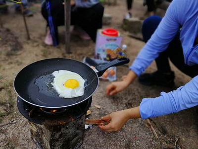 户外营地火灾和做饭 野营 假期 热的 烹饪 夏天 可口图片