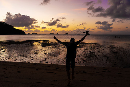 日落时 海滩上一个人的月光 人们欢喜与日落相逢 男生 喜悦图片