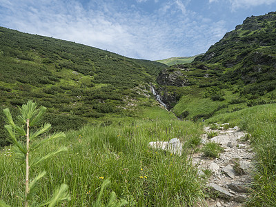 瀑布在斯洛伐克西塔特拉山脉山谷附近美丽的夏季山地景观中 国家公园图片