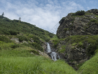 瀑布在斯洛伐克西塔特拉山脉山谷附近美丽的夏季山地景观中 踪迹 丘陵图片
