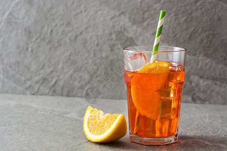 灰石上玻璃杯中的Aperol辣椒鸡尾酒 葡萄酒图片