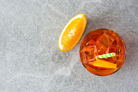 灰石上玻璃杯中的Aperol辣椒鸡尾酒 夏天图片