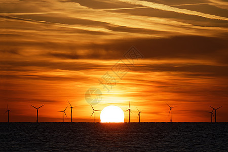 日落时海上风田 旋转 技术 活力 太阳 发电机图片