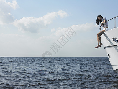 游艇边观的年轻有吸引力女子肖像 水上地平线 仅限一人 年轻的图片