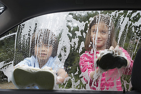 男孩和女孩一起洗车 从车内观看图片