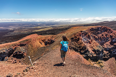 加拉帕戈斯在伊莎贝拉岛内格拉火山上旅行的游客 破火山口 冒险图片