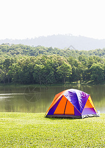 在湖边的圆顶帐篷露营 自由 树 远足 家庭图片