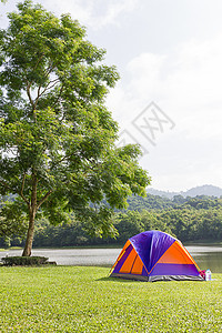 在湖边的圆顶帐篷露营 场地 背包旅行 自然 山 假期图片