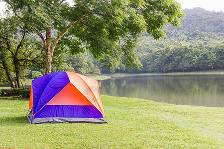 在湖边露宿的圆顶帐篷 徒步旅行 树 假期 运动 野营图片
