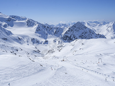 冬季景观 雪覆盖的山坡和滑雪道 滑雪者在滑雪胜地 Stubaital 蒂罗尔 奥地利阿尔卑斯山享受春天阳光明媚的日子 假期图片