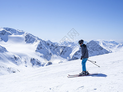 滑雪胜地山顶的滑雪者准备下山进入山谷 积雪覆盖的山峰 南蒂罗尔 奥地利阿尔卑斯山 自然和体育背景 蓝天晴朗的春日 晴天 美丽的图片