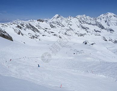 冬季景观 雪覆盖的山坡和滑雪道 滑雪者在滑雪胜地 Stubaital 蒂罗尔 奥地利阿尔卑斯山享受春天阳光明媚的日子 南蒂罗尔 图片