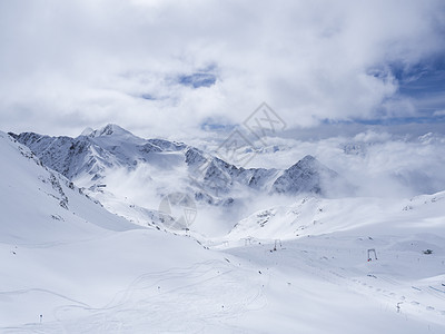 冬季风景 雪覆盖山坡和空脚鞋 春天阳光明媚的一天在滑雪度假胜地 Stubaital Tyrool 奥地利阿尔卑斯山图片