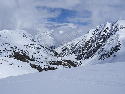 在阳光明媚的春日 在滑雪区欣赏冬季山景 那里的山峰被雪覆盖 蓝天背景 施图拜河谷 蒂罗尔州 奥地利阿尔卑斯山图片