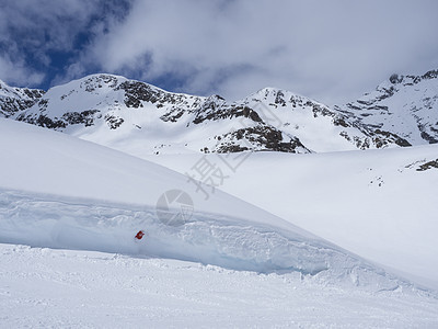 冬季景观与空荡荡的红色滑雪道标志 白雪覆盖的山坡 春天阳光明媚的日子在滑雪胜地 Stubaital 蒂罗尔 奥地利阿尔卑斯山 假图片