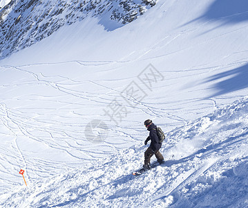 2019年3月12日 澳洲KAPRUN 免费骑车滑雪机在卡普伦滑雪胜地山顶的雪坡上滑下滑雪图片