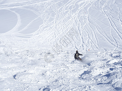 欧洲奥地利阿尔卑斯山国家公园 Kaprun 滑雪胜地的山顶 免费滑雪道与 freerider 滑雪者在积雪覆盖的斜坡上滑雪 阳光图片