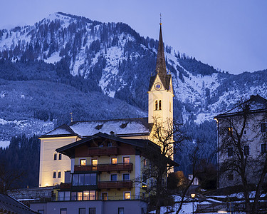奥地利Kaprun的圣玛格丽莎天主教教堂 有街道 灯光 山地和森林 蓝色时段图片