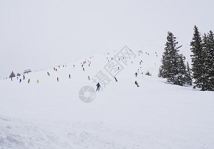 Zell am 的雪覆盖滑雪斜坡活塞 在大雾的冬天看到一群多彩滑雪者 复制空间图片