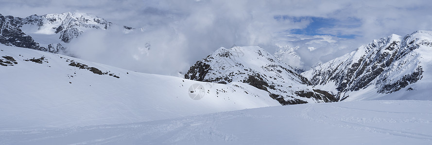 在滑雪区的冬季山地景观全景 在春天阳光明媚的日子里 雪峰覆盖着雪峰 蓝天背景 施图拜河谷 蒂罗尔州 奥地利阿尔卑斯山图片